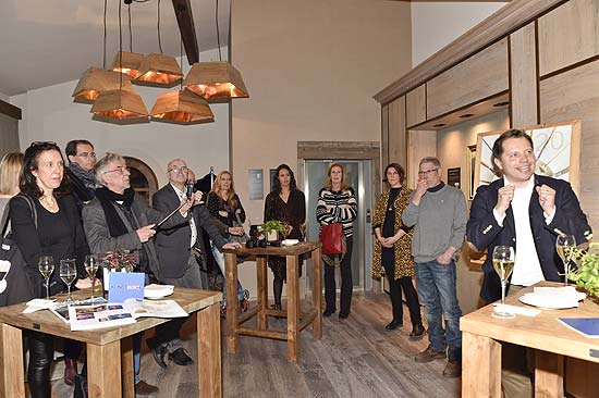 Begrüssung der Teilnehmer durch Christian Bär (Hoteldirektor Alpenhof Murnau, re.), Marc Völker (2.v.r.) und Kirsten Luna Sonnemann (3.v.r.) @ "Kunst-Wochenende auf dem Lande“ - Präsentation der Kunstwirte 2020 im Hotel Alpenhof und weiteren Lokalitäten in Murnau am 07.03.2020 / Foto: BrauerPhotos / S.Brauer